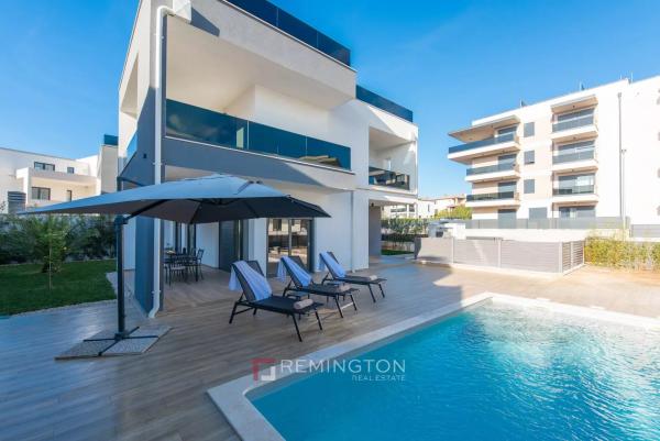 Moderna dvojna kuća s bazenom u blizini Poreča