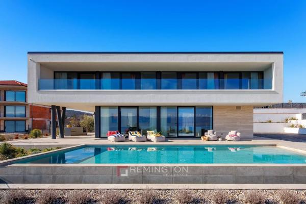 Moderno namještena vila s pogledom na more i bazenom - Krk