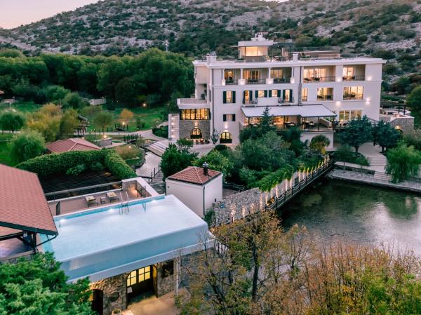 Luksuzno imanje na obali s marinom, heliodromom i panoramskim pogledom na more
