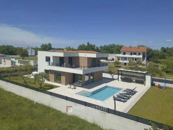 Modern villa medencével és nyári konyhával Pula nyugodt részén