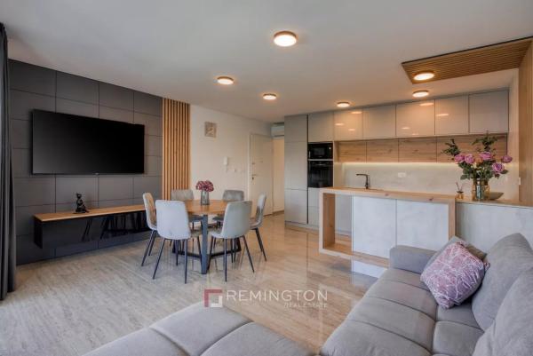 Moderní apartmán s vlastním bazénem a výhledem na moře, 300 m od moře - Krk