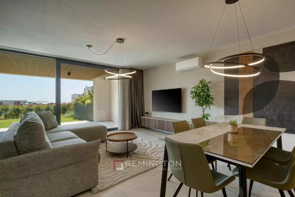 Nowocześnie umeblowany apartament z ogrodem i tarasami - Novigrad