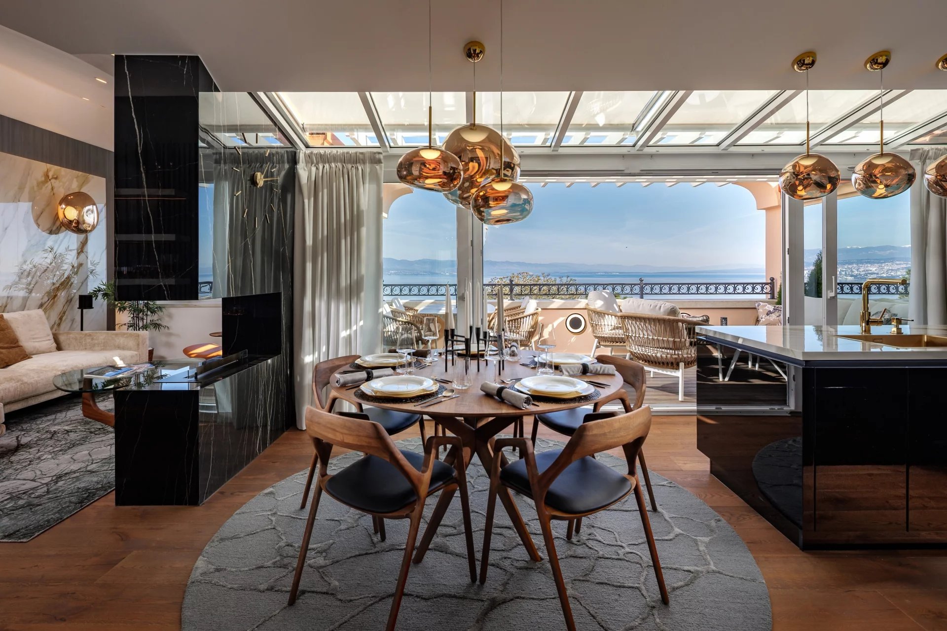 Luxuriöses Penthouse in einer historischen Villa mit Meerblick