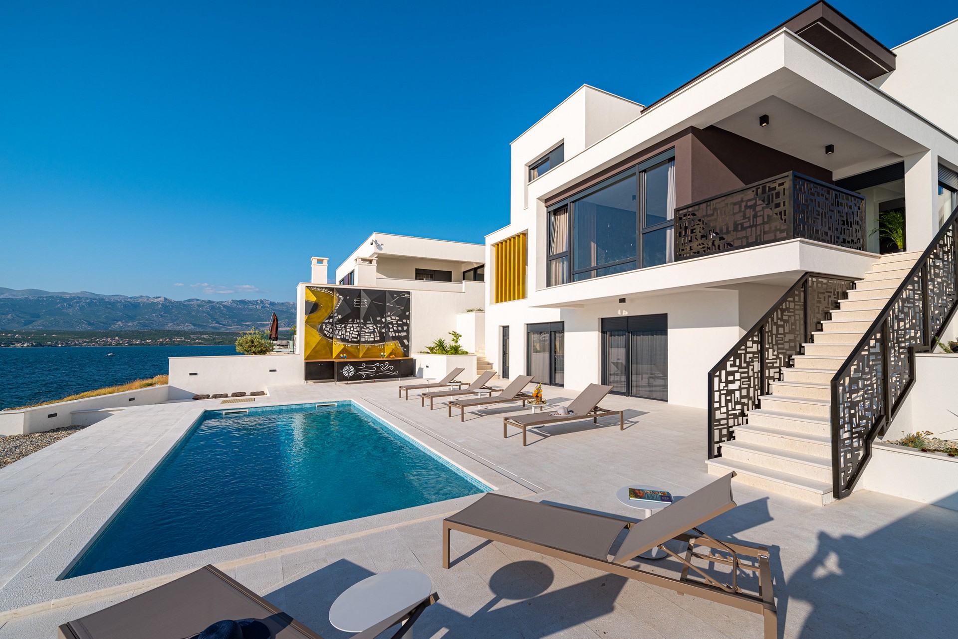 Эксклюзивная вилла в первом ряду от моря – район Задара